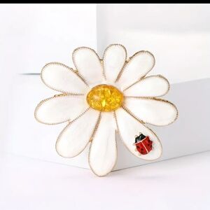 🆕️🐞 DAISY WITH LADY BUG BROOCH PIN - GOLD-TONE🐞